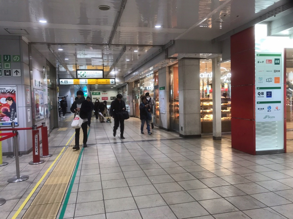 東口出口に向かう